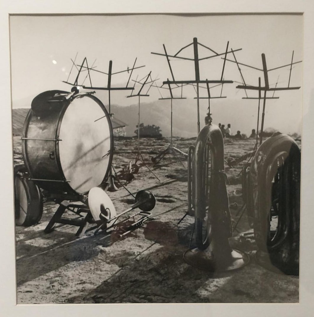 "Juan Rulfo entendió que la función del viaje no consiste en agotar misterios sino en enfatizarlos." (Juan Villoro)

La exhibición nos presenta a Juan Rulfo fotógrafo, en coincidencia con los 70 años de la publicación de Pedro Páramo.

👇