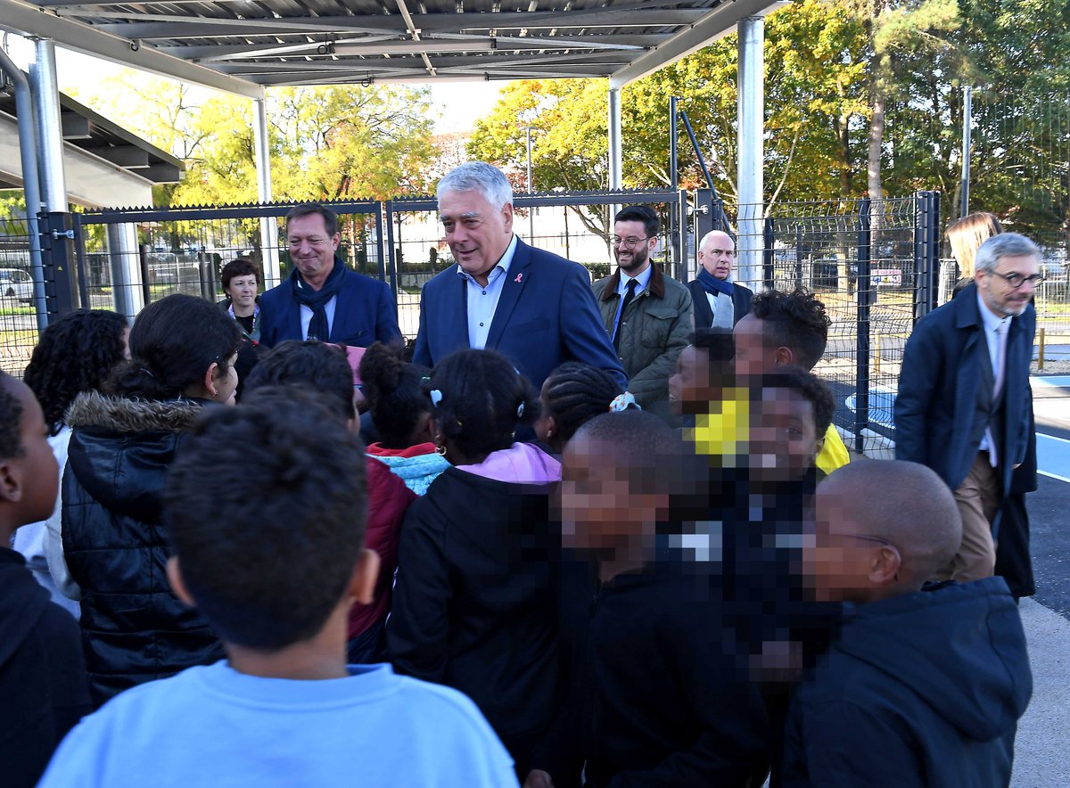 GBOURDOULEIX's tweet photo. Ravi d'avoir accueilli Monsieur le Sous-Préfet en mairie. 
Au-delà de nos échanges riches sur les projets en cours financés par l'Etat, nous avons notamment visité les cours du groupe scolaire Brontë et la cuisine centrale, 2 réalisations concrétisées avec le concours de l'Etat. https://t.co/BKrh1EdfVA