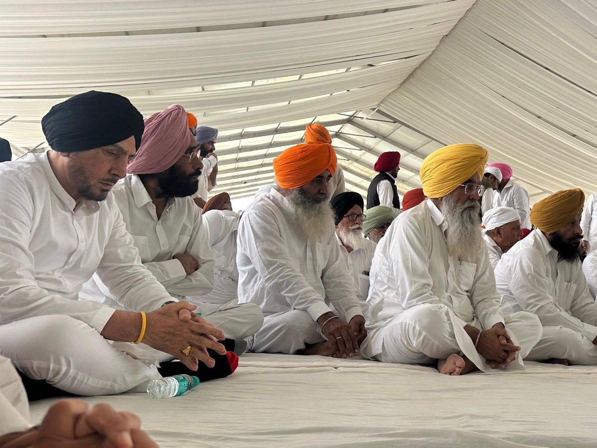 ਕੈਬਨਿਟ ਮੰਤਰੀ <a href="/gurmeetkhuddian/">Gurmeet singh Khuddian</a> ਨੇ ਮਰਹੂਮ ਪੰਜਾਬੀ ਗਾਇਕ ਰਾਜਵੀਰ ਜਵੰਦਾ ਦੀ ਅੰਤਿਮ ਅਰਦਾਸ ਮੌਕੇ ਹਾਜ਼ਰੀ ਭਰੀ ਤੇ ਸਰਕਾਰ ਵੱਲੋਂ ਰਾਜਵੀਰ ਨੂੰ ਸ਼ਰਧਾਂਜਲੀ ਭੇਂਟ ਕੀਤੀ। ਰਾਜਵੀਰ ਜਵੰਦਾ ਹਮੇਸ਼ਾ ਲੋਕਾਂ ਦੇ ਦਿਲਾਂ ‘ਤੇ ਰਾਜ ਕਰਦਾ ਰਹੇਗਾ।