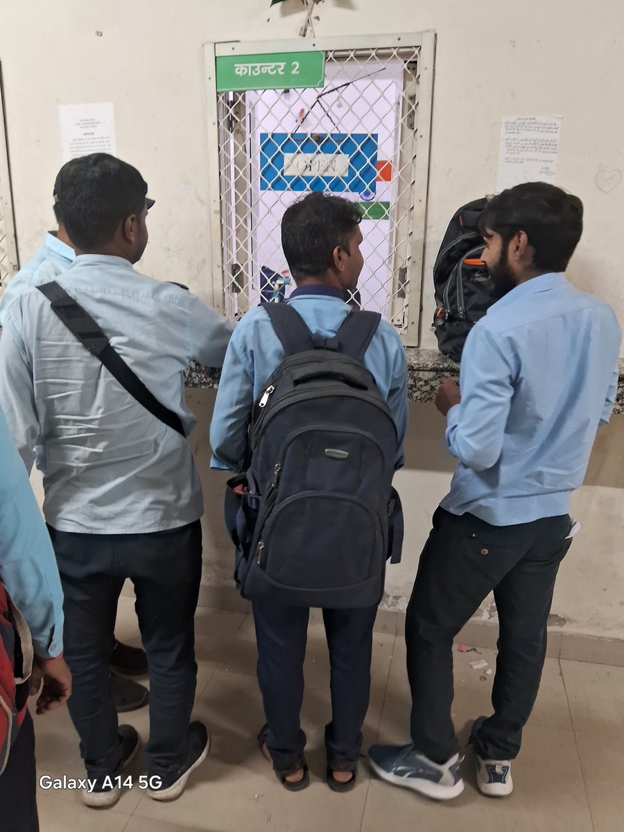 HPD कैशियर 73771 बिना वर्दी के अपनी ड्यूटी कर रहा है। और #सिक्के लेने से ये मना कर देते हैं आखिरकार इस पर कब तक अंकुश लगेगा इन कैशियर का बोलने का ढंग भी बेतुका है। ऐसे अनपढ़ लोगों को क्यों बैठा रखा है। <a href="/dtchq_delhi/">Delhi Transport Corporation</a> के द्वारा जो वर्दी के पैसे दिए गए हैं वह इनसे वापस ले जाए <a href="/ANI/">ANI</a>
