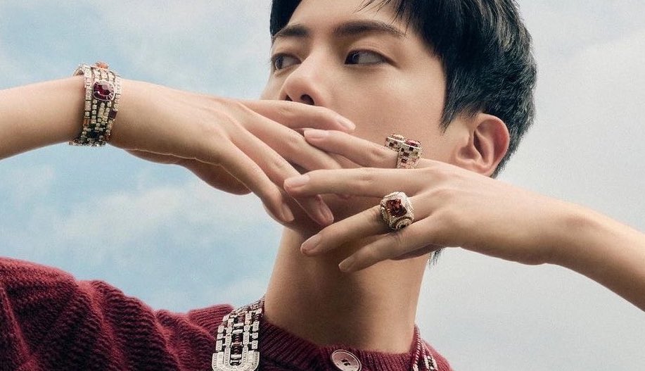 handsofksj's tweet photo. I vote #JIN for the #2025MAMAVOTE https://t.co/puEPwXPHc1