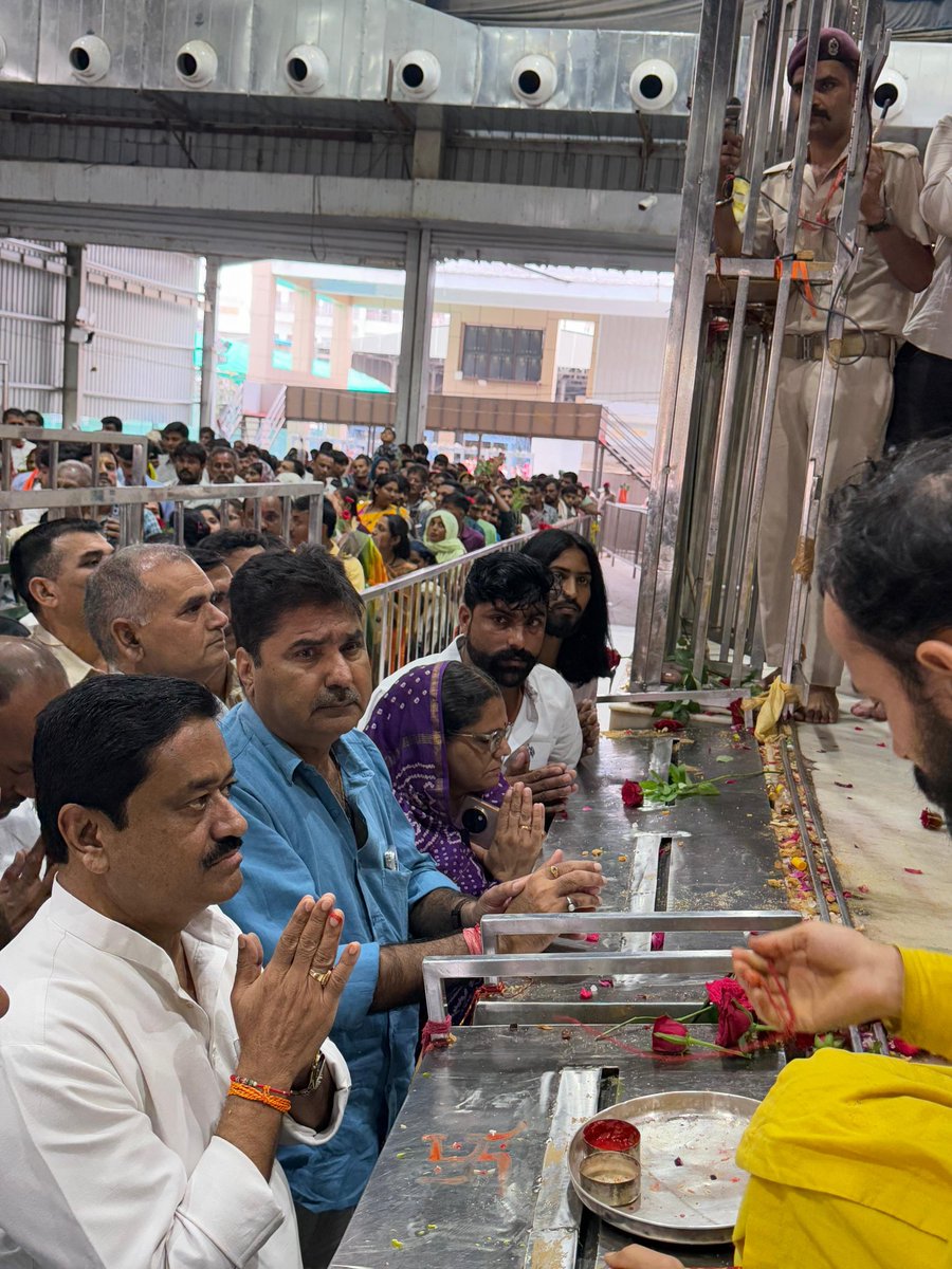 SandeepIncmp's tweet photo. मध्यप्रदेश शासन के पूर्व कैबिनेट मंत्री एवं प्रदेश कांग्रेस कमेटी के संगठन उपाध्यक्ष श्री सुखदेव पांसे जी के साथ विश्व प्रसिद्ध "बाबा खाटू श्याम जी" के पावन धाम में दर्शन कर दिव्य अनुभूति का सौभाग्य प्राप्त हुआ।

 “हारे का सहारा, बाबा श्याम हमारा!” https://t.co/sTOtoc12ql
