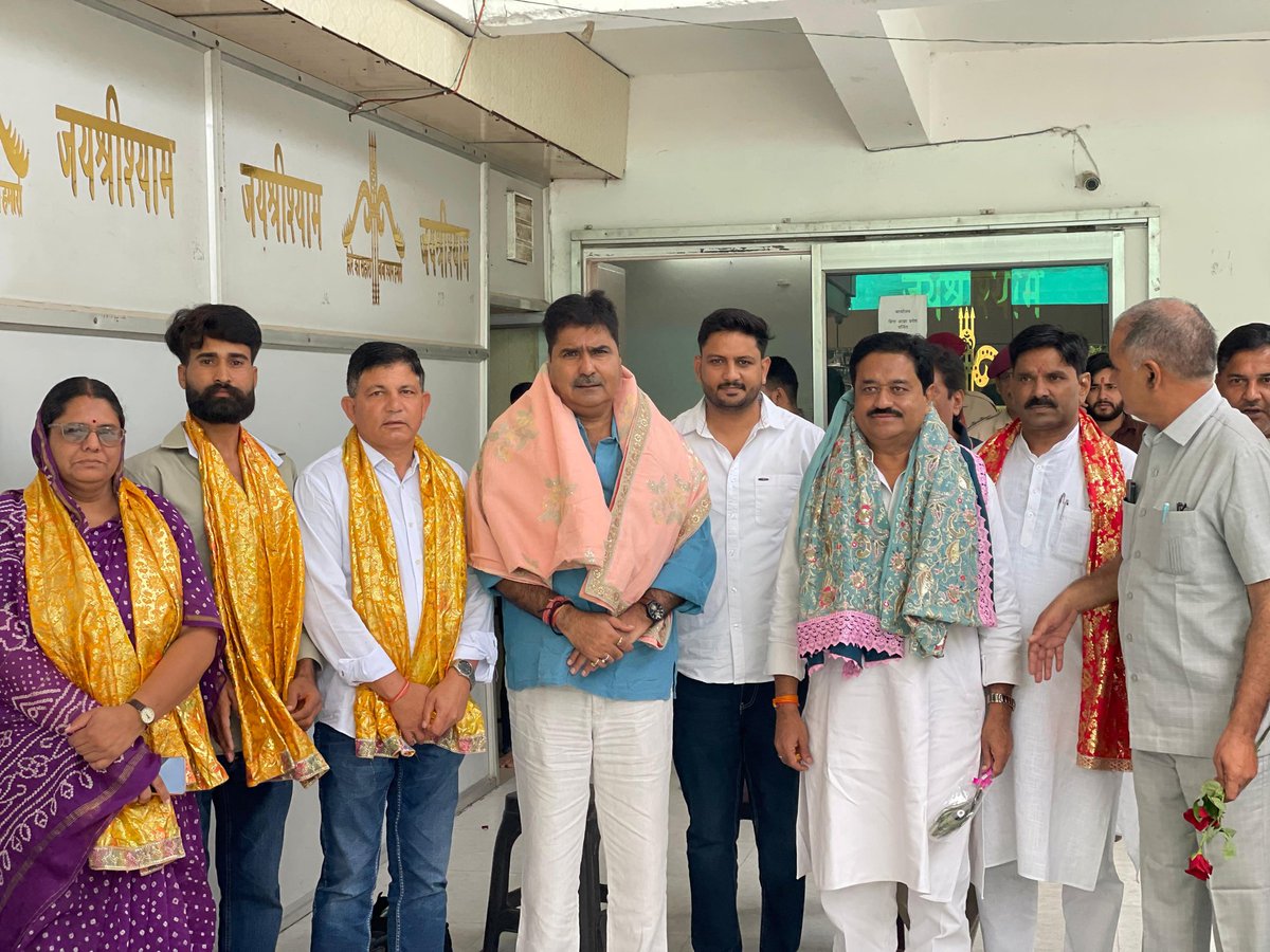 SandeepIncmp's tweet photo. मध्यप्रदेश शासन के पूर्व कैबिनेट मंत्री एवं प्रदेश कांग्रेस कमेटी के संगठन उपाध्यक्ष श्री सुखदेव पांसे जी के साथ विश्व प्रसिद्ध "बाबा खाटू श्याम जी" के पावन धाम में दर्शन कर दिव्य अनुभूति का सौभाग्य प्राप्त हुआ।

 “हारे का सहारा, बाबा श्याम हमारा!” https://t.co/sTOtoc12ql