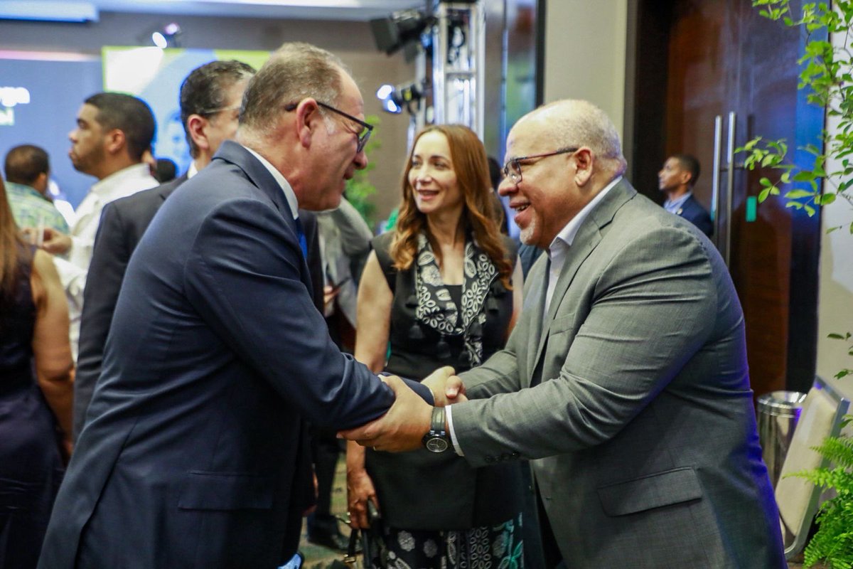 Fabriciogm13's tweet photo. El presidente ⁦@luisabinader⁩ dejó inaugurada la segunda edición de Crece🇩🇴. Iniciativa de ⁦@camarasd⁩ para capacitar y acompañar a emprendedores y MIPYMES. PresidenciaRD⁩ ⁦@MIC_RD⁩ @Promipyme_RD ⁦@CODOPYMERD⁩ https://t.co/OJB3w9FuUv