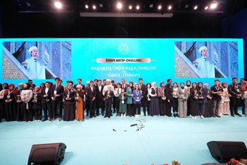 First image shows a large group of formally dressed men and women standing on a blue-lit stage holding awards during a ceremony with a banner reading Imam Hatip Basari Ornekleri Sergisi ve Odul Toreni and screens displaying participants. Second image captures several people including young individuals posing outdoors with a large red rocket model labeled ROCKET, a white drone, and flags in a courtyard setting. Third image features women in headscarves and men around a white vintage car decorated with intricate patterns and a plaque for Kizilay Imam Hatip Ortaokulu Din Geneli 1875 on a patterned floor. Fourth image depicts a man in suit interacting with two children one boy and one girl in headscarf seated in a blue racing simulator cockpit inside a metallic enclosure with screens and sponsor logos like Spar.
