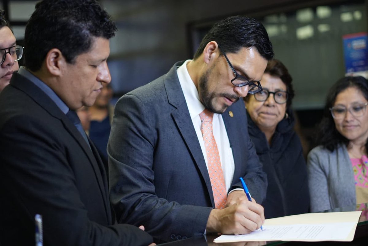 La Bancada #Semilla presentó una acción de inconstitucionalidad contra el Decreto 7-2025.
"Solicitamos a la Corte de Constitucionalidad suspender de inmediato el decreto y garantizar el respeto al proceso legislativo y a la facultad presidencial de veto"
#MovimientoSemilla #GT