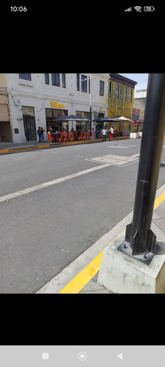 VaneeGonzalez69's tweet photo. @nayibbukele Who knows, but what do you say about this? Salvadoran street vendors aren’t allowed to use the streets, but these businesses that match your first-world aesthetic are? https://t.co/lPHEwvySa7
