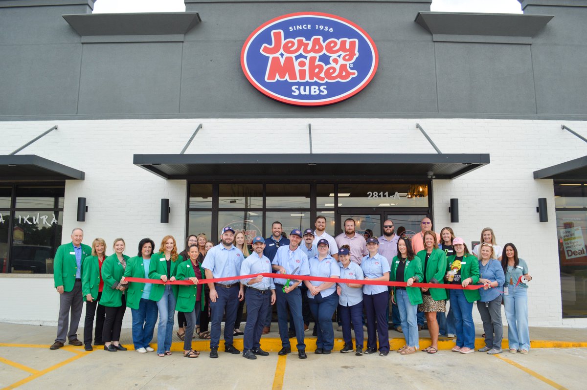 Jersey Mike's Subs cut the ribbon today! Jersey Mike's specializes in making fresh subs Mike's Way. In addition to making subs, they pride themselves on creating leaders that give back to the community. Visit Jersey Mike's at 2811 W. Kingshighway Suite A-2 in Paragould.