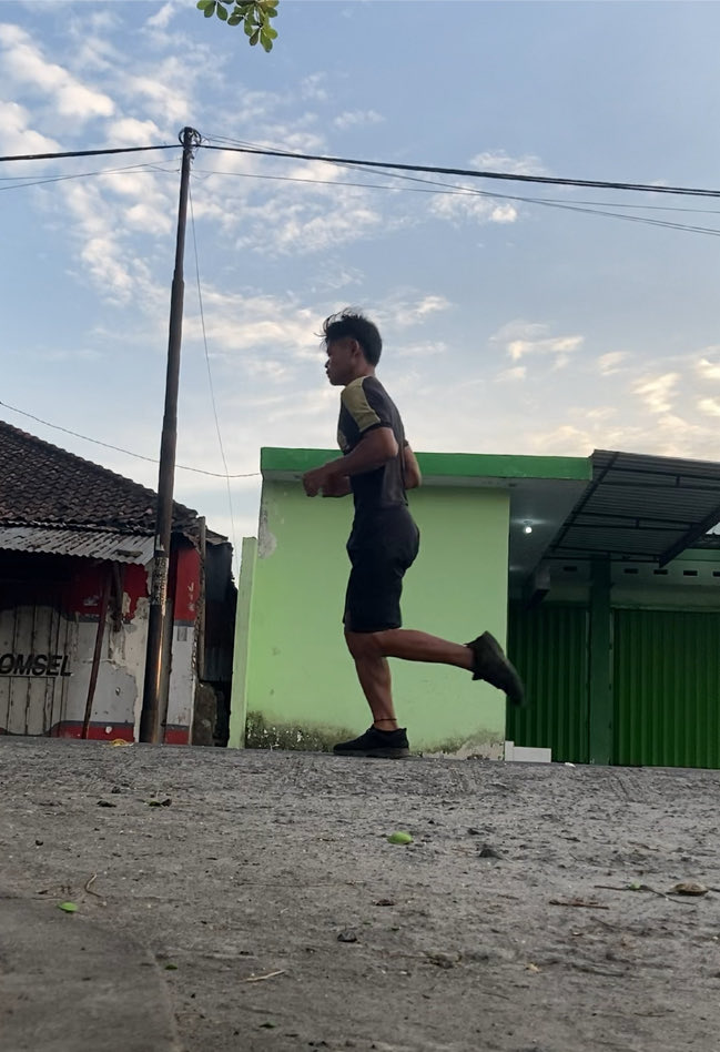 Lannn1900's tweet photo. Perubahan besar nggak datang dari lompatan besar, tapi dari langkah kecil yang terus dijaga. Setiap kilometer sore ini adalah gesekan kecil menuju versi diri yang lebih kuat.

#BerlariPetang #GrowthMindset #DisiplinKecil #EveningRun #fyp #growth #lifestyle https://t.co/FmmihN19nT