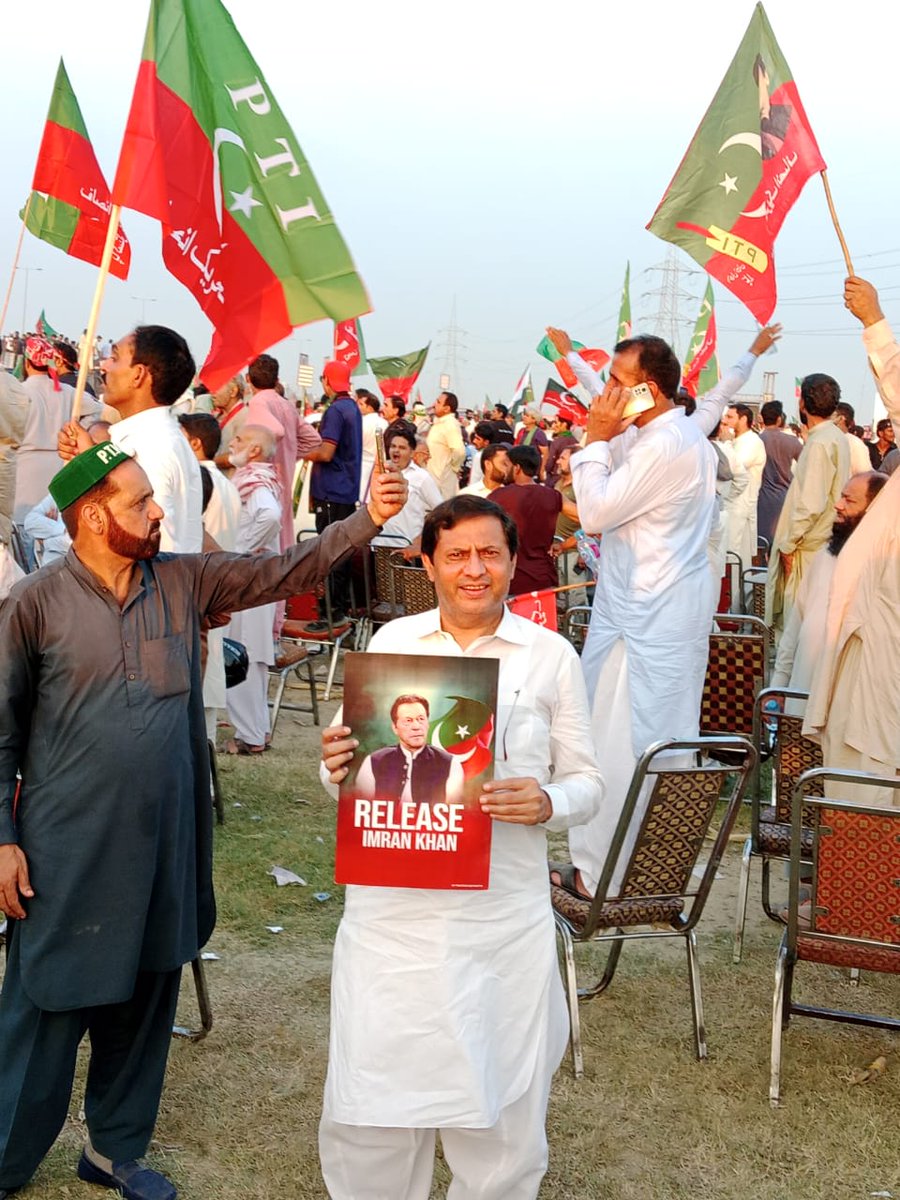 ٹرینڈ الرٹ 🚨

انصافینز سب یہ ٹرینڈ #مشن_عمران_خان_کی_رہائی شروع کریں کیونکہ خان صاحب پچھلے 804 دن سے ناحق قید ہے، اس وقت priority صرف خان کی رہائی ہونی چاہیئے۔
لیکن بدقسمتی سے خان کی رہائی پر بہت کم بات ہو رہی ہے، سب اس پر شور مچائیں