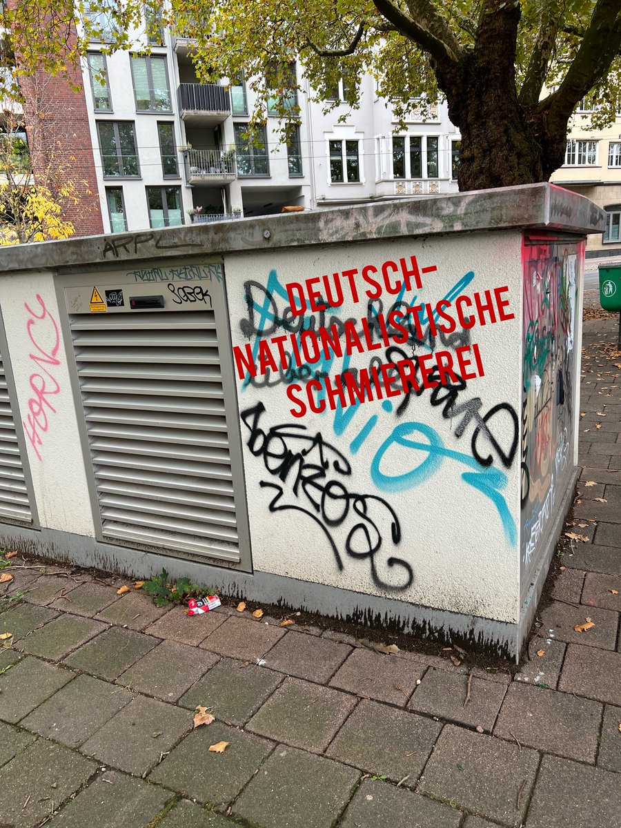 InfoportalDUS's tweet photo. Rund um den S-Bahnhof #Düsseldorf-Zoo sind in letzter Zeit zahlreiche extrem rechte Schmierereien festgestellt worden, die teilweise Bezüge zur AfD (164) aufweisen. #NoNazisDus #NoAfdDus https://t.co/LGjDHCVvom
