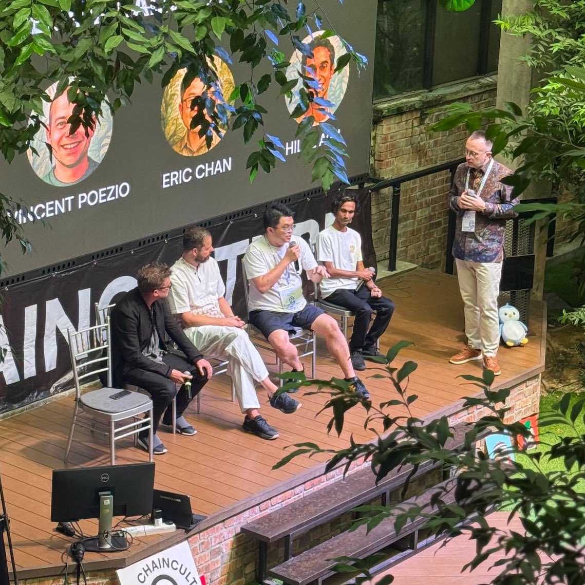 canmasu's tweet image. If this were a sniper shot, I’d be down for sure. 😎
Killer high-angle capture at @chainculture + @hivefest by @miethemie_  @pudgymalaysia  🎯