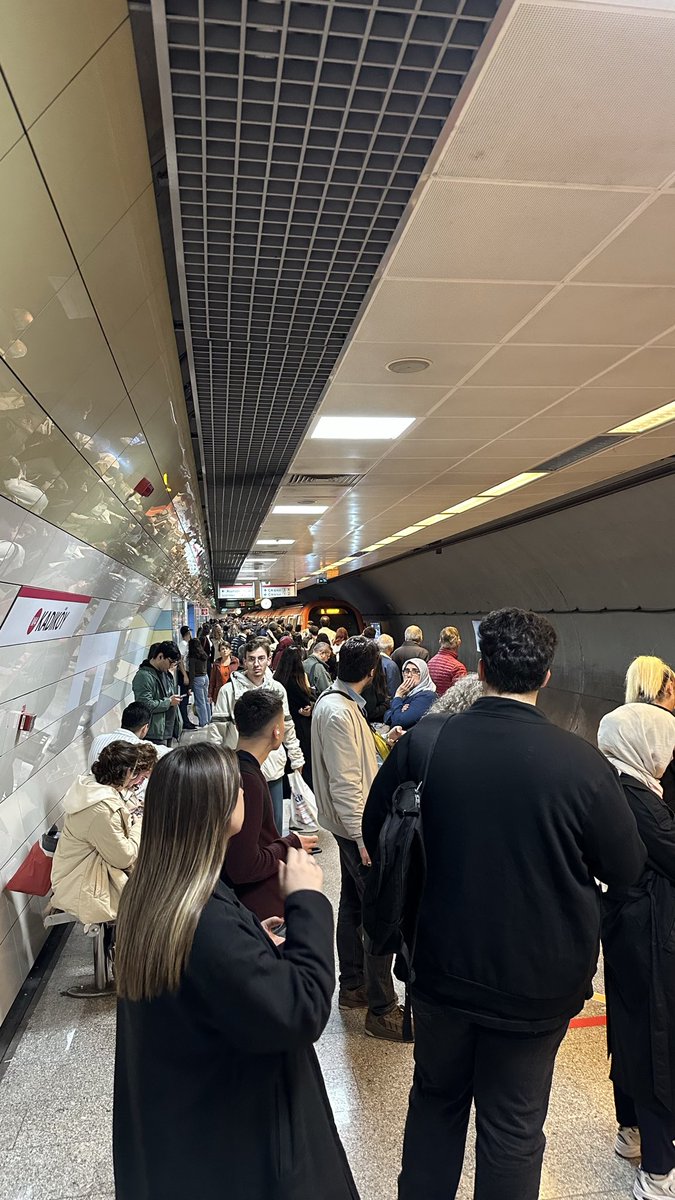 🚇 Kadıköy Metrosu
Bir sefer 4 vagon, sonraki sefer 8 vagon… Yoğun saatlerde istasyonda insanlar peronlara sığmıyor.
Kadıköy gibi ana bir durakta 15 dakika tren beklemek artık kabul edilemez.

🔴 Sürekli 8 vagon çalışması neden hâlâ sağlanamıyor?<a href="/metroistanbul/">Metro İstanbul</a> <a href="/IBBcozummerkezi/">İBB Çözüm Merkezi</a>