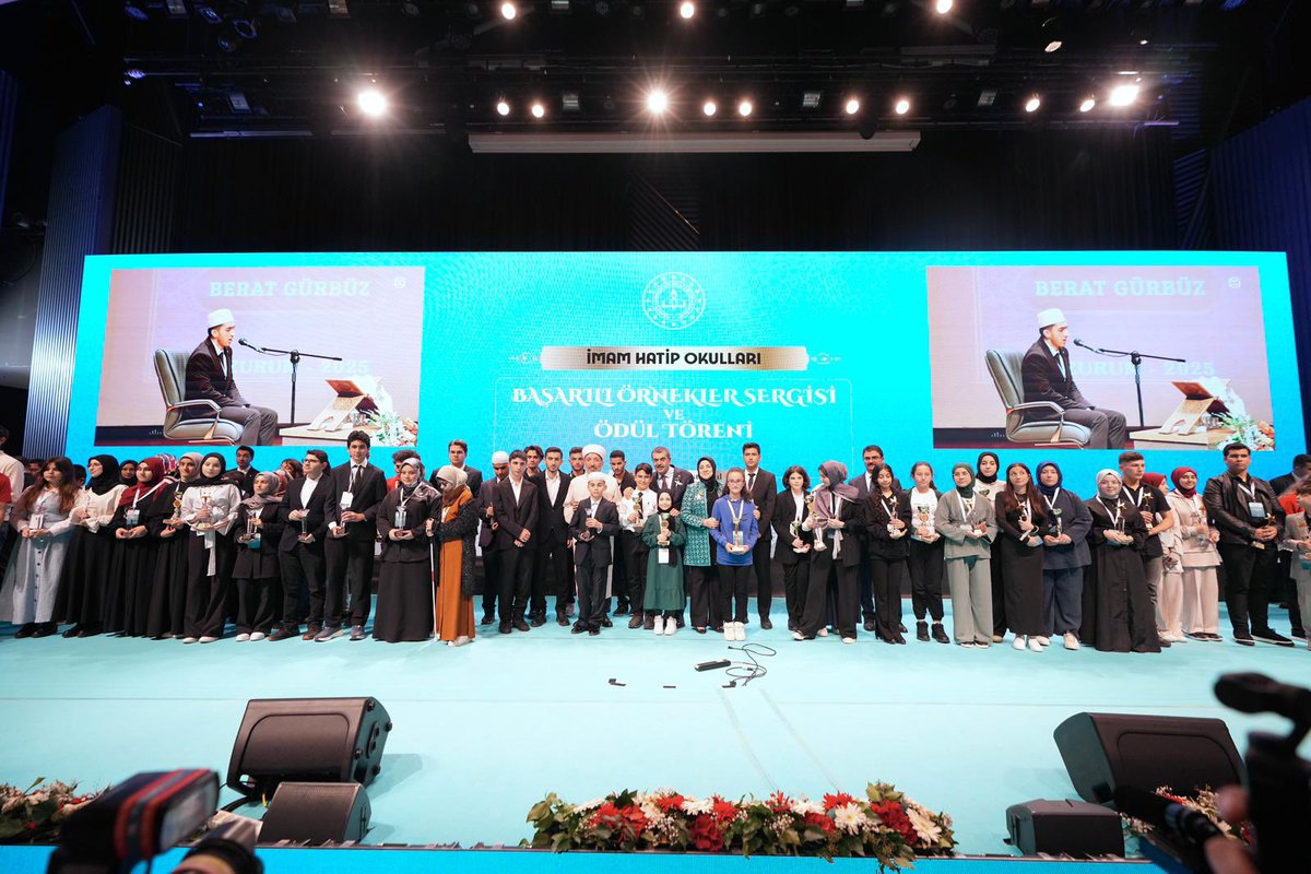 Sayın Bakanımız Yusuf TEKİN'in teşrifleriyle "İmam Hatip Okullarının 74.
Yılında Başarı Örnekleri Sergisi ve Ödül Törenini" Istanbul Büyük Çamlıca Camii 1071 Kongre Merkezinde icra ettik.