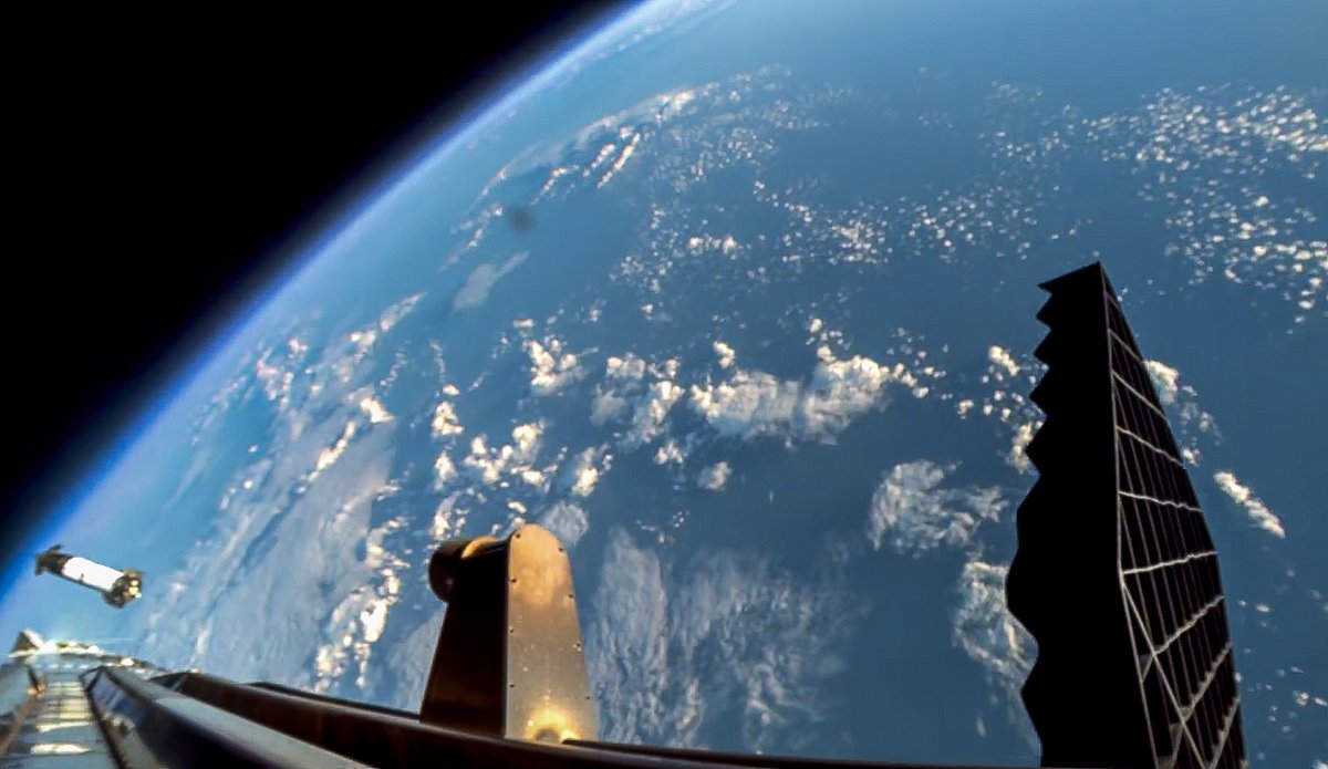 SpaceX's tweet image. Super Heavy hot-staging and boostback burn