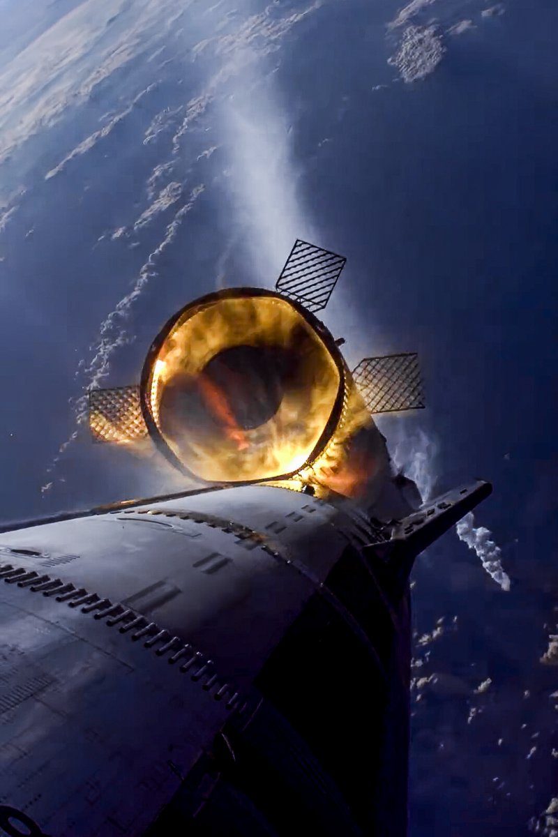 SpaceX's tweet image. Super Heavy hot-staging and boostback burn