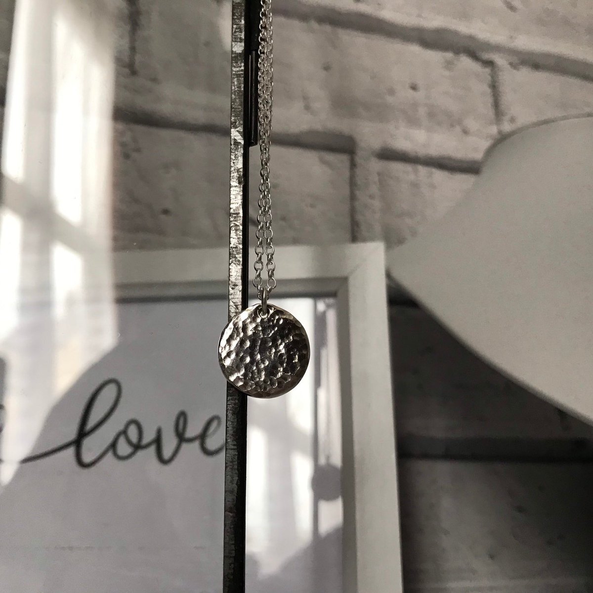 Looking for a handmade gift? Hammered disc necklace 😍 4beautifulkeys.etsy.com/listing/544975… #handmade #Craftbizparty #Shopindie