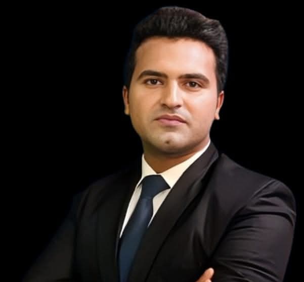اسامہ زاہد بھائی جو ہمیشہ لبیک یارسول اللّٰهﷺ کی صدا کے ساتھ ڈٹا رہا، جو ہر موقع پر تحریکِ لبیک کی ترجمانی کرتے نظر آئے۔ مگر پچھلے تین دنوں سے ان کی کوئی خبر نہیں نہ کوئی پوسٹ، نہ کوئی پیغام۔
اللّٰه تعالیٰ انہیں اپنی حفظ و امان میں رکھے اور جلد خیر کی خبر عطا فرمائے۔