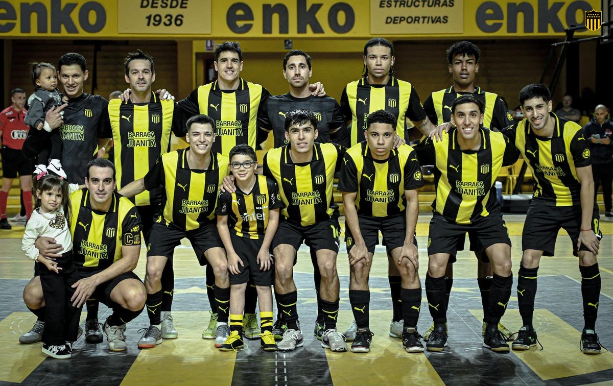 Sport890's tweet photo. #AHORA | "Estaba cerca  y vi qué estaban reunidos dirigentes de Nacional e integrantes del ejecutivo del Fútbol Sala de la Asociación Uruguaya, previamente de que abriera la AUF"

"Cuando entre dije pase a saludar, me estan cocinando, me reí y me fui" Marcelo Solomita

https://t.co/QSJJk2k3Wk

🔴MÍRANOS EN VIVO https://t.co/Nb456QV0KX