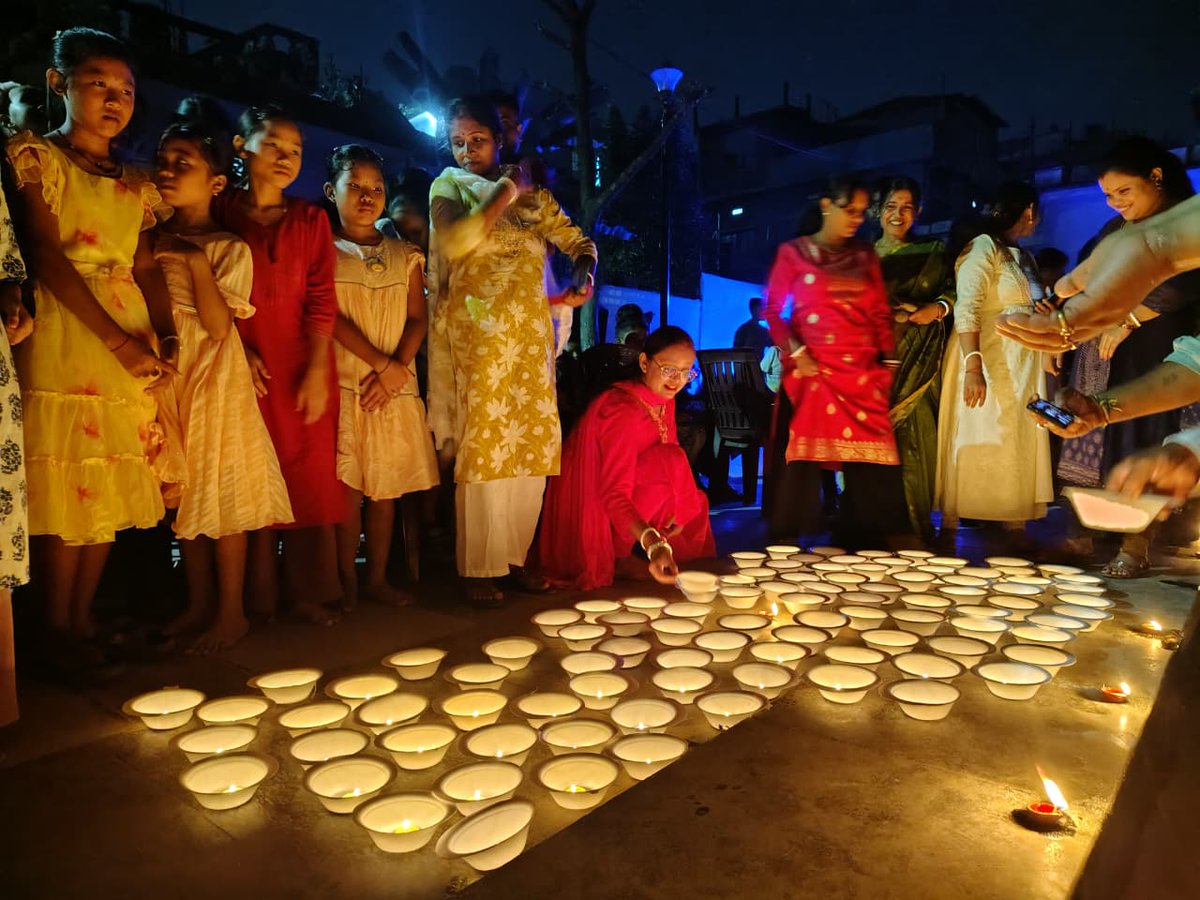 duttaaabhishek's tweet image. আজ আমাদের ১৮ নং ওয়ার্ডে প্রত্যেক বছর ন্যায় এই বছর আসন্ন আলোর উৎসব দীপাবলিকে সামনে রেখে ওয়ার্ডের সকল অংশের মানুষকে সঙ্গে নিয়ে দ্বীপ উৎসবে সামিল হলাম।
#Diwali #Dhanteras #Deepavali #Festival