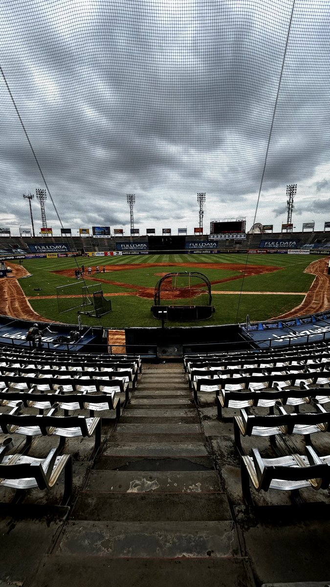 Águilas del Zulia se prepara para recibir a Tiburones en el segundo juego de la serie inaugural, en un Luis Aparicio que recibe mantenimiento debido a las lluvias de esta madrugada en la ciudad.