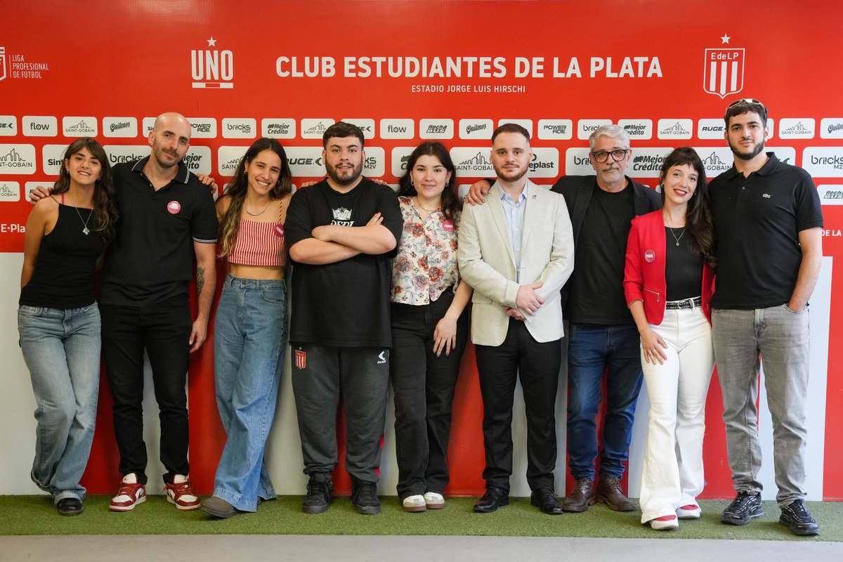 edelpclub's tweet photo. 🎞 Estreno exitoso de Parias en UNO 🏟

🇦🇹 El miércoles se presentó el documental producido por la Filial Mariano Mangano (CABA), que retrata el sentimiento y la identidad de los hinchas que viven su pasión lejos de La Plata.

🤝 La jornada incluyó dos funciones gratuitas y solidarias, recaudando una gran cantidad de galletitas que serán destinadas al Programa de Asistencia a Clubes de Barrio, impulsado por la Fundación Estudiantes.

Más información ▶ https://t.co/RdjmGugK7P