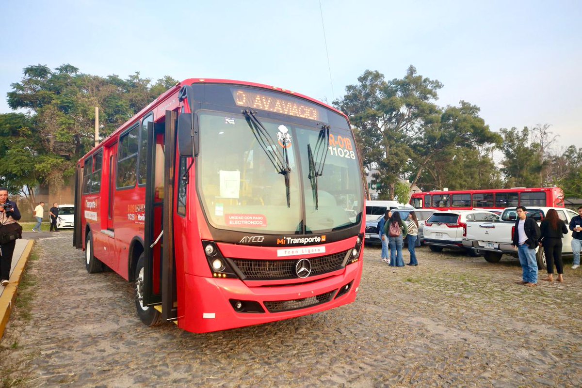 gacetaudeg's tweet photo. Mejoran transporte al #CUCBA. 17 nuevas unidades de transporte @SITEURJAL ya recorren las rutas 1 y 1-B, con frecuencia de paso de 15 minutos, beneficiando a más de 1,300 estudiantes del plantel universitario. 🚍🚏🚶‍♀️🎒

Conoce los detalles: 🔗 https://t.co/VhCOoRa2Jb https://t.co/r77F3D9SfR