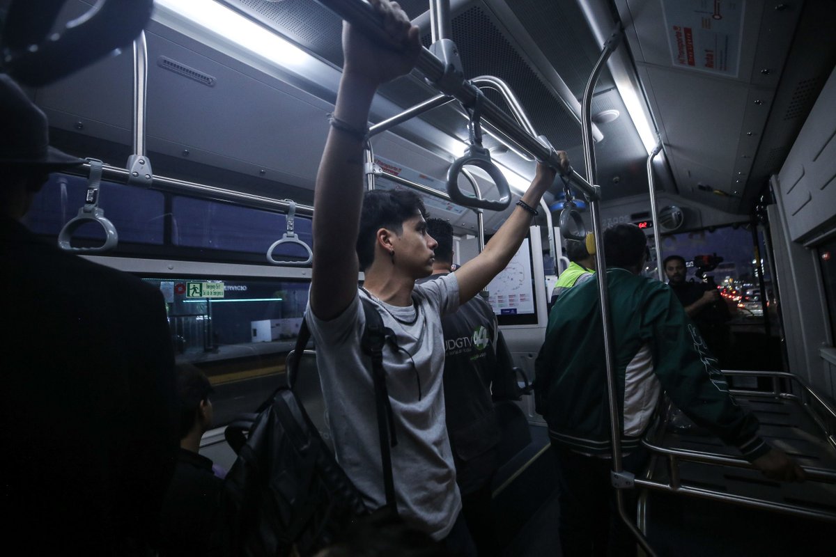 gacetaudeg's tweet photo. Mejoran transporte al #CUCBA. 17 nuevas unidades de transporte @SITEURJAL ya recorren las rutas 1 y 1-B, con frecuencia de paso de 15 minutos, beneficiando a más de 1,300 estudiantes del plantel universitario. 🚍🚏🚶‍♀️🎒

Conoce los detalles: 🔗 https://t.co/VhCOoRa2Jb https://t.co/r77F3D9SfR