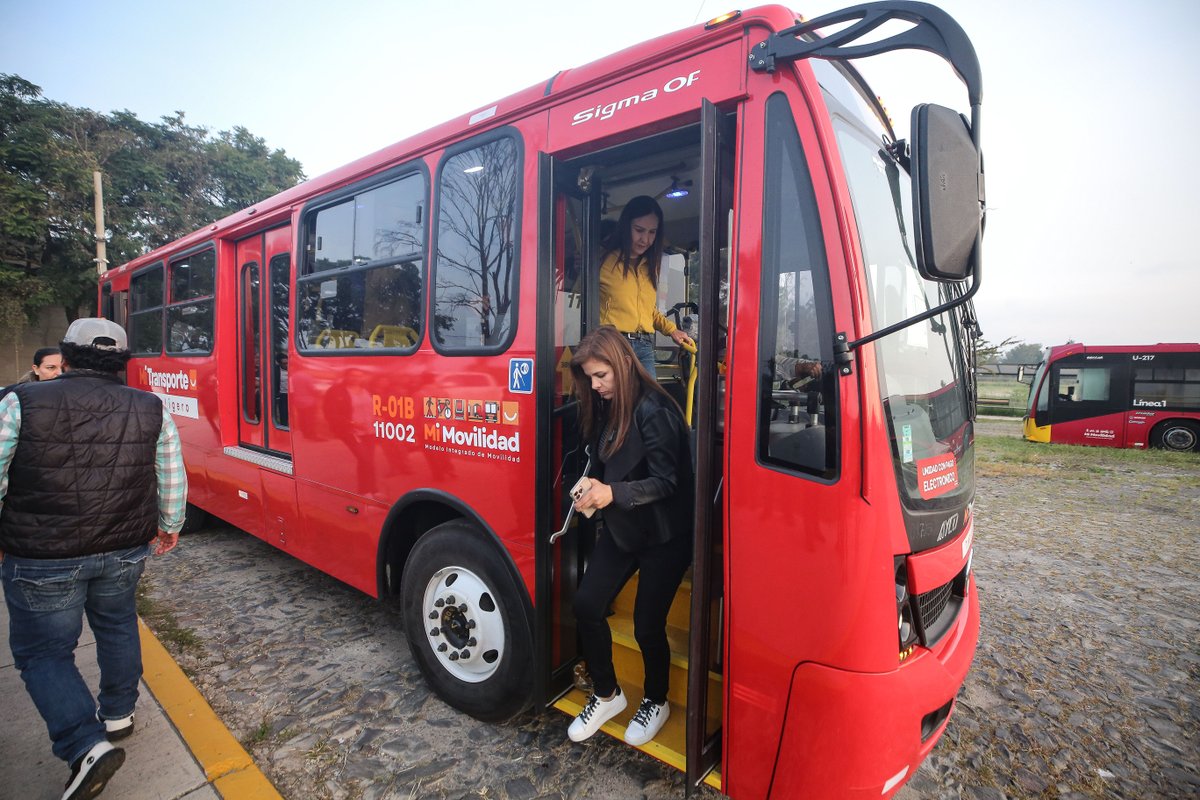gacetaudeg's tweet photo. Mejoran transporte al #CUCBA. 17 nuevas unidades de transporte @SITEURJAL ya recorren las rutas 1 y 1-B, con frecuencia de paso de 15 minutos, beneficiando a más de 1,300 estudiantes del plantel universitario. 🚍🚏🚶‍♀️🎒

Conoce los detalles: 🔗 https://t.co/VhCOoRa2Jb https://t.co/r77F3D9SfR