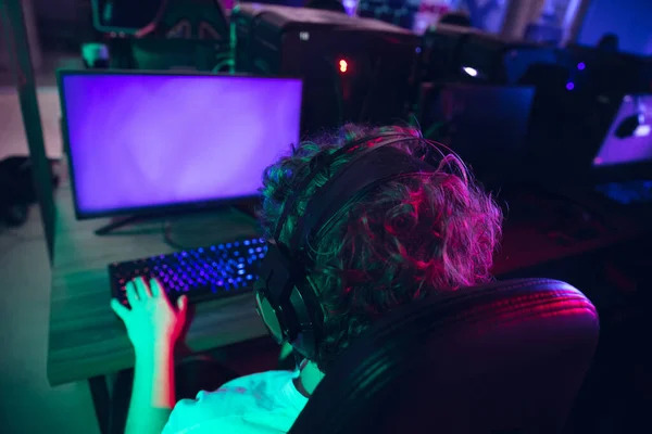 denfaminicogame's tweet photo. 対戦FPS「プレイ頻度が高いほど“怒り”自認」調査結果──対象者5000名以上の国内研究データ
https://t.co/nRNh0vEpA6

暴言については「自分→味方」の悪影響は大きく、「味方→自分」の影響は少ないと思う回答が多い結果に。東京国際工科専門職大学の小野憲史氏が公開 https://t.co/bVwJ6kZ36C