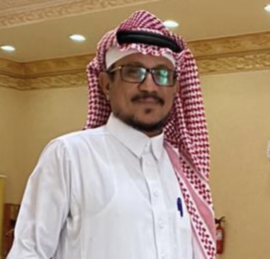 0551359579's tweet photo. يقول المرسل :"اني لي خمس سنوات متزوج ولم اعد احس بجمال الحياة الزوجية مثل اول هل هناك طرق اجدد بها حياتي ام خلاص استسلم للملل لان كل شيئ عندي اصبح ممل"

الحل :
أشكر لك صبرك وسعة صدرك لتأخري عليك في الرد وأشكرك على ثقتك في ..
إن المياه إن لم تجر ركدت ، وإن ركدت تغيرت وتغير طعمها ولونها ورائحتها وأصبحت مصدرا للمتاعب والألام والأمراض.. إن الحياة إن استمرت على نفس الروتين تغيرت إلى الأسوأ ..
( الحياة حلوة بس نفهمها ) فريد الأطرش 
الحياة الزوجية وبعد مرور الوقت تصبح مملة إن لم يحدث التجديد والتغيير .
فتصبح بعد إشباع الغريزة مملة وتحل الخصومات والمشاحنات محل الود والمحبة والاحترام سواء من الزوج أو الزوجة ولولا الغريزة الجنسية لما وصل أحدهما الآخر ، فجسم المرأة يفرز هرمونات تجعل الرجل يهيم بها حتى يقضي حاجته فيقل الهيام ، وصدر الرجل وبعض من أجزاء جسمه تفرز هرمونات تلهب دماغ وقلب المرأة فتهوي إليه كما يلتهم الجائع ألذ الطعام.. ولكن سرعان ما تزول ، وذلك بسبب الروتين والحياة الراكدة التي كما هي ولم تتغير .
لذا وحتى تستمر الحياة الزوجية السعيدة يجب الاهتمام بما يلي :
ــ العناية برائحة الفم والحرص على نظافته ، سواء نظافته من بقايا الطعام وما يحدثه ، أو نظافته من الكلام الجارح ولا ينطق بما يقتل الحب وينحره من الوريد إلى الوريد .
ــ المحافظة على المظهر والنظافة .
ــ المحافظة على القوة الجسدية ، من الأمور السيئة التي يقع فيها الكثير من الأزواج أنه يبدأ بقوة ثم تنتهي تلك القوة تدريجيا ، وأقصد القوة الجنسية. حيث العريس في بداياته يمارس بكثرة ثم تقل تلك الممارسة وبدلا من أربع أو ثلاث مرات ليليا أو كل يوم وليلة ، تصبح مرة في الأسبوع وقد بدأت المرأة على شيء ( 3أو4) ثم أصبح مرة واحدة في الأسبوع ، هي ليست تفكر في الجنس ولكن تفكر في لماذا قل ؟.
أكيد تغير وما عاد يحبني مثل أول وليه كان يأتيني ثلاث مرات يوميا واليوم مرة في الأسبوع .. لذلك يجب على الزوج من البداية التوازن والعقلانية ، كما أن هناك حقيقة علمية وهي أن الرجل وهو صغير قوي وكلما كبر ضعف جنسيا ، والمرأة وهي صغيرة ضعيفة جنسيا وكلما كبرت قويت ولذلك يجب على الرجل إن علم في حاله تقصيرا أن يستعين بالله ثم بالصيدليات المجاورة ويفتح معها علاقة ويحافظ على صحته ولا يتهور.
ــ عملية التنقل والرحلات وقتل الروتين مساعدة جيدة لتخطي الملل .
ــ الكلام الجميل والمديح والتغزل يساعد على قتل الملل .
ــ تغيير الأوضاع عند أخذ الحق الشرعي . لأن البعض يستمر على نفس الطريقة من أول ليلية حتى يتعدى الستين إن كان له في الأجل فسحه . لذا كما يقول الله سبحانه : { نساؤكم حرث لكم فأتوا حرثكم أنى شئتم }
ــ عندما تمارس لا تأت بدون مقدمات .. المقدمات مهمة جدا لو جلست تعمل ساعة المقدمات كلها خير وبركة .
ــ الإيحاء الذاتي لنفسك باستمرار بأن زوجتك أجمل امراة في العالم ، ولن تجد امراة تتفوق عليها في الجمال .. عندها لن تمل منها ولن تنحرف نظراتك .
تمنياتي لك بالصحة