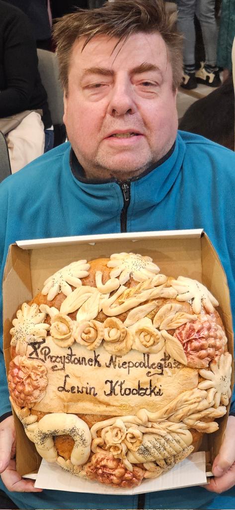 Taki wspaniały bochen chleba dla uczczenia jubileuszowego, DZIESIATEGO  Przystanku Niepodległości upiekli zeszłej nocy piekarze z Trzebnicy.