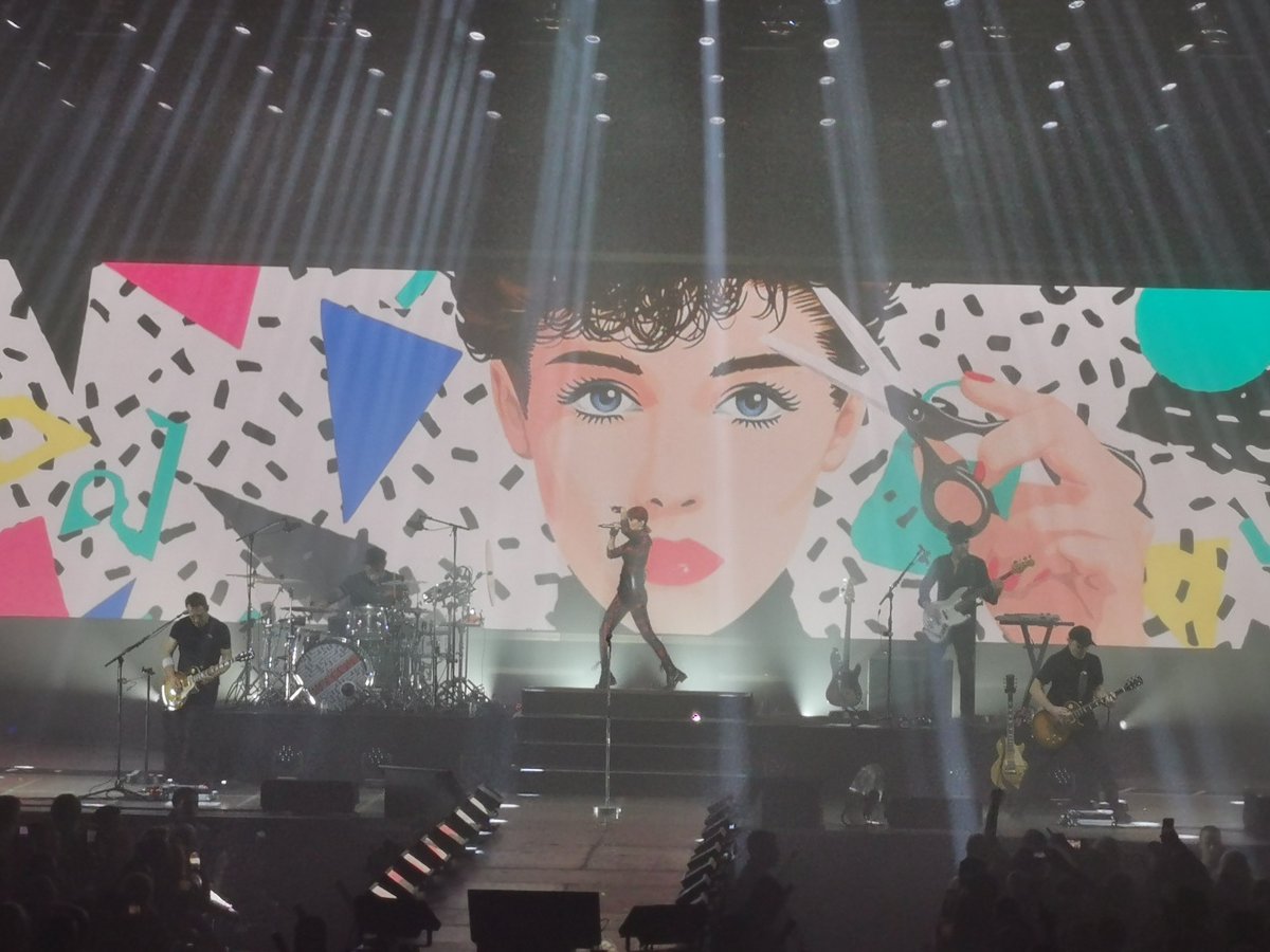 DevantCeMoi's tweet photo. #Superbus au @Zenith_Paris hier soir, c'était  fou 🎉 @HoshiOfficial en invitée surprise sur le titre #Lola ❤️💯👌🎶🤩🎸 https://t.co/iMu7TyCBck