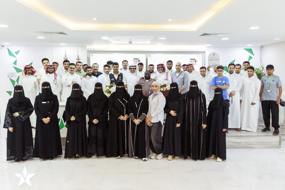 Sahar_jukh's tweet photo. بالأمس احتفلنا بيوم المدير العالمي، وكانت لحظتنا الأجمل هي مشاركة هذا الفريق الرائع في تقدير قادته وجهودهم كل الشكر والتقدير لقائدنا الأستاذ عبدالله الغميز على دعمه وإلهامه المستمر،تستحق هذا الثناء💚

#يوم_المدير_العالمي 
#نادي_النجمة https://t.co/RtL0sQG5Hj
