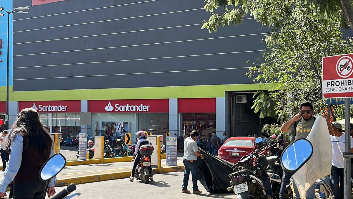 Estado20's tweet photo. Inicia bloqueo de maestros de la Sección 22 del SNTE en el acceso al Aeropuerto Internacional de Oaxaca y la carretera federal 175, así como algunos centros comerciales de la zona metropolitana de #Oaxaca, estas movilizaciones se realizan en el marco de su paro de 24 horas. https://t.co/ZnDL8Eb1Y1