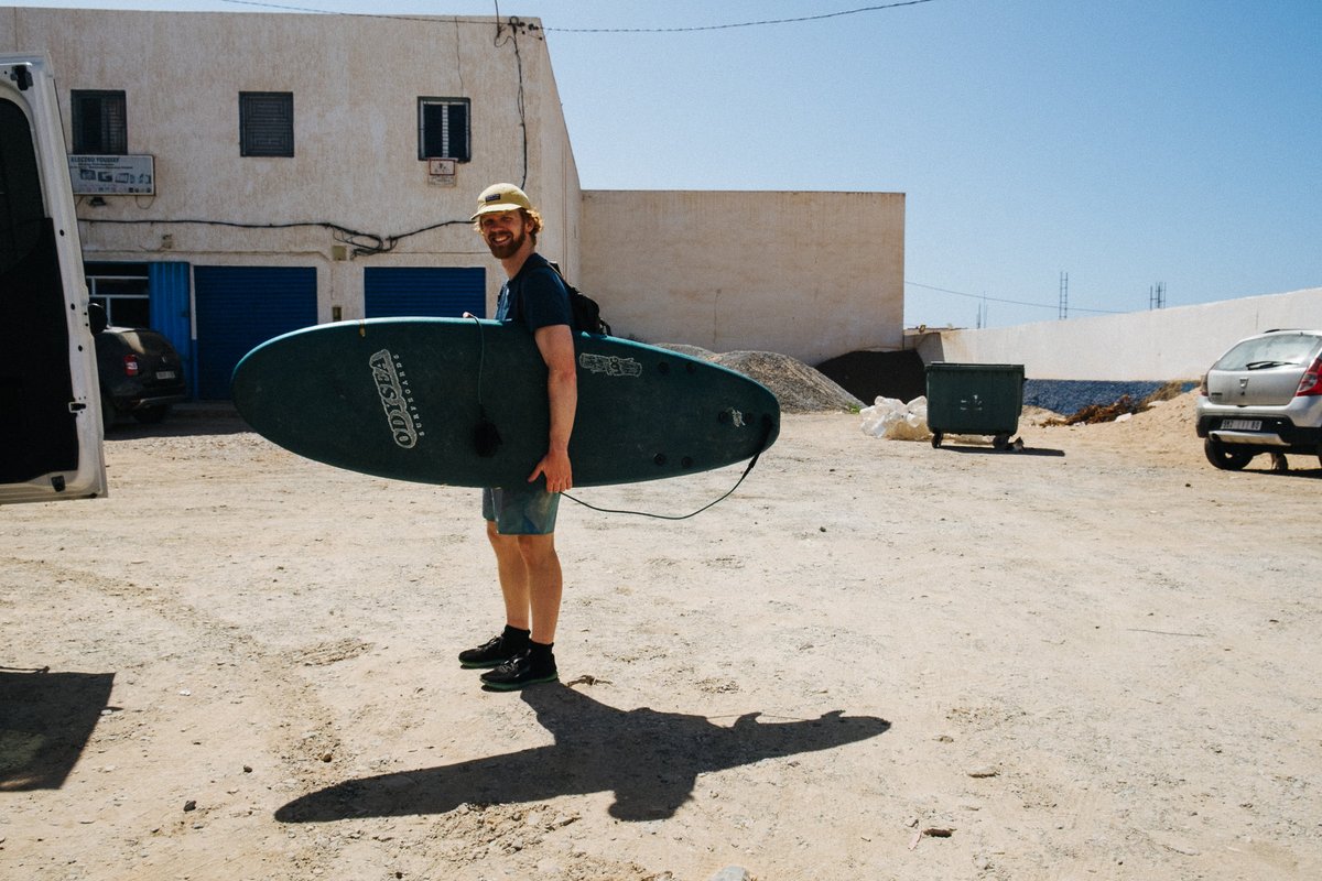 caminosurf's tweet photo. There’s something beautiful in how everyone carries their board — under the arm, on the head, dragging through the sand. It’s more than a stance — it’s a signature. A quiet glimpse into the surfer’s soul.

.#caminosurf #caminosurfcamp #surfcamp #morocco #sidiifni https://t.co/hZhQVSJlQs