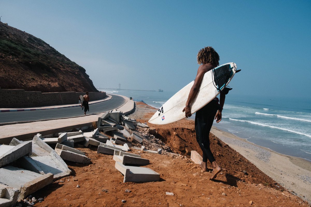 caminosurf's tweet photo. There’s something beautiful in how everyone carries their board — under the arm, on the head, dragging through the sand. It’s more than a stance — it’s a signature. A quiet glimpse into the surfer’s soul.

.#caminosurf #caminosurfcamp #surfcamp #morocco #sidiifni https://t.co/hZhQVSJlQs