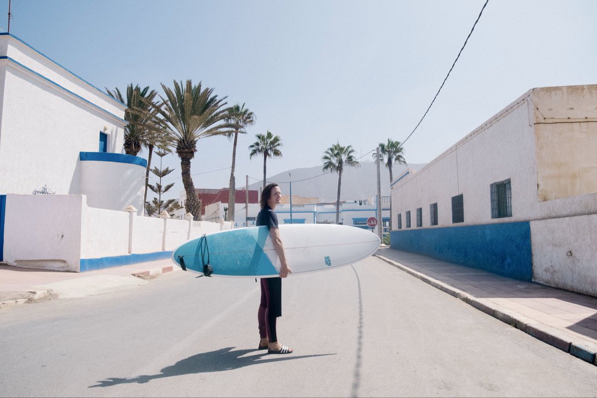 caminosurf's tweet photo. There’s something beautiful in how everyone carries their board — under the arm, on the head, dragging through the sand. It’s more than a stance — it’s a signature. A quiet glimpse into the surfer’s soul.

.#caminosurf #caminosurfcamp #surfcamp #morocco #sidiifni https://t.co/hZhQVSJlQs