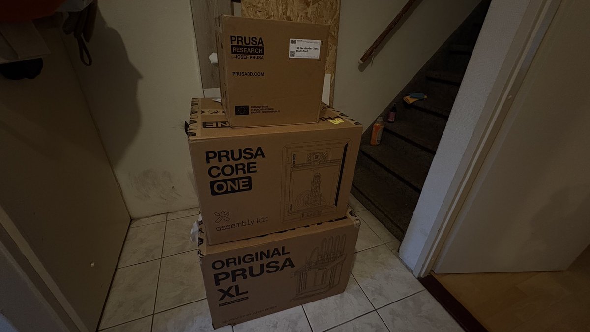 zachary3dprints's tweet image. Hey, what is this? Something random showed up from @Prusa3D ?
I tried to lift it by myself, but the handle couldn’t handle my strength?
Prusa XL, Core One and something else