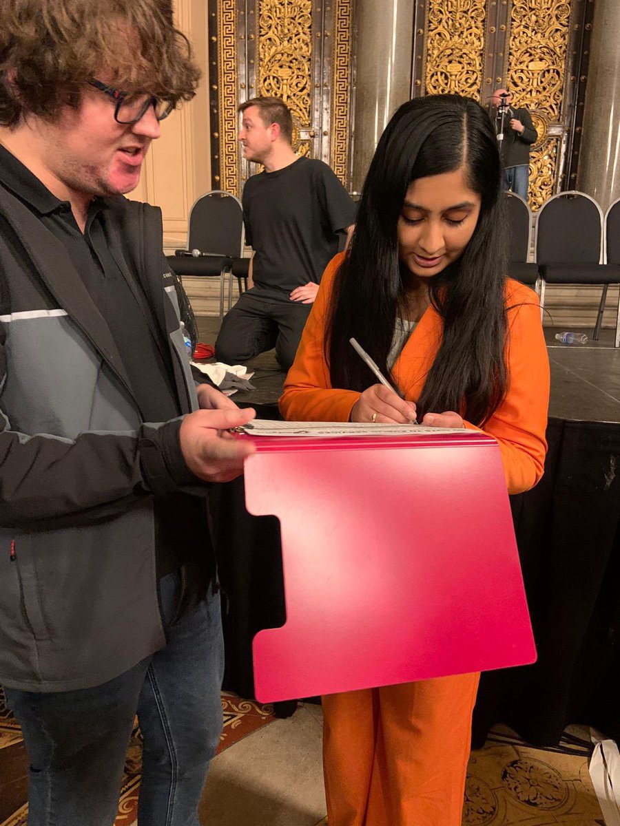 socialistparty.org.uk/articles/14383…

Jeremy Corbyn and Zarah sultana sign a Socialist Party petition at a Liverpool rally calling for Your Party to set no cuts budgets and be built as a mass workers party based on trade union organisation - with Socialist organisations allowed to affiliate