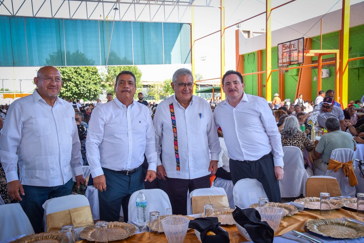 guillermoadamec's tweet image. Junto a Alfonso Cepeda Salas, líder nacional del SNTE, acudí al festejo del Día del Jubilado de la Sección 35, en la Laguna.
Fue un honor saludar a maestras y maestros que dedicaron su vida a formar generaciones.
