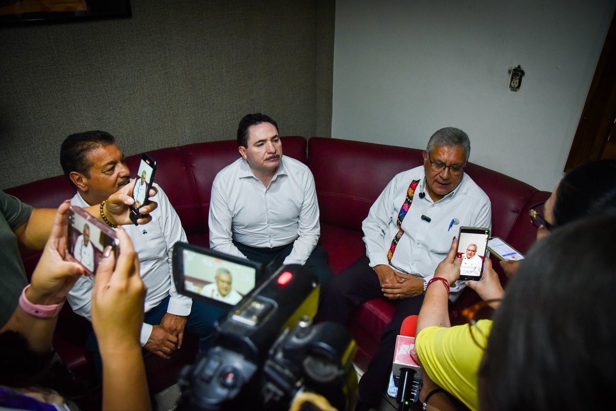 guillermoadamec's tweet image. Junto a Alfonso Cepeda Salas, líder nacional del SNTE, acudí al festejo del Día del Jubilado de la Sección 35, en la Laguna.
Fue un honor saludar a maestras y maestros que dedicaron su vida a formar generaciones.