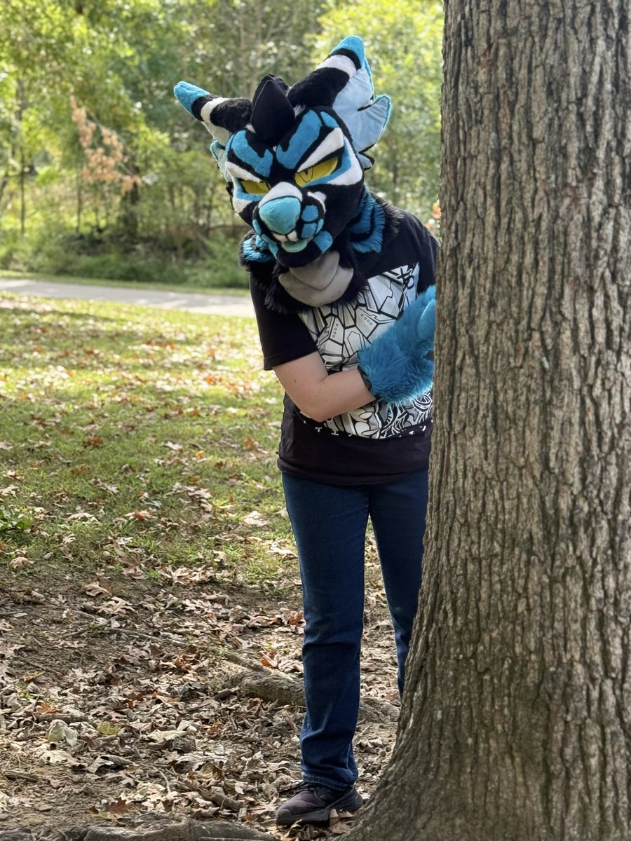 Kaiju lurkin in the woods 👀

🌌 #FursuitFriday #fursuit #furry 🌌
