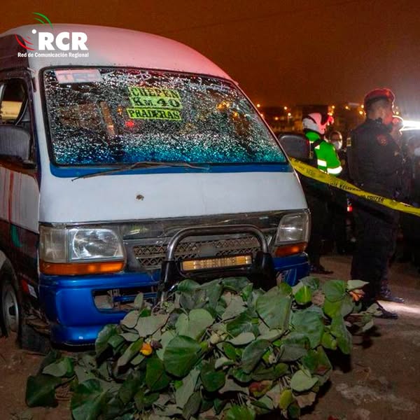 rcrperu's tweet photo. 🔴#NACIONAL | Jorvel Romero Salazar, de nacionalidad venezolana, fue asesinado y tres pasajeros resultaron heridos tras un ataque armado contra una combi en Lurín. Según testigos, dos hombres en moto interceptaron la unidad y dispararon indiscriminadamente en Pachacámac https://t.co/6H7HW5Pb41