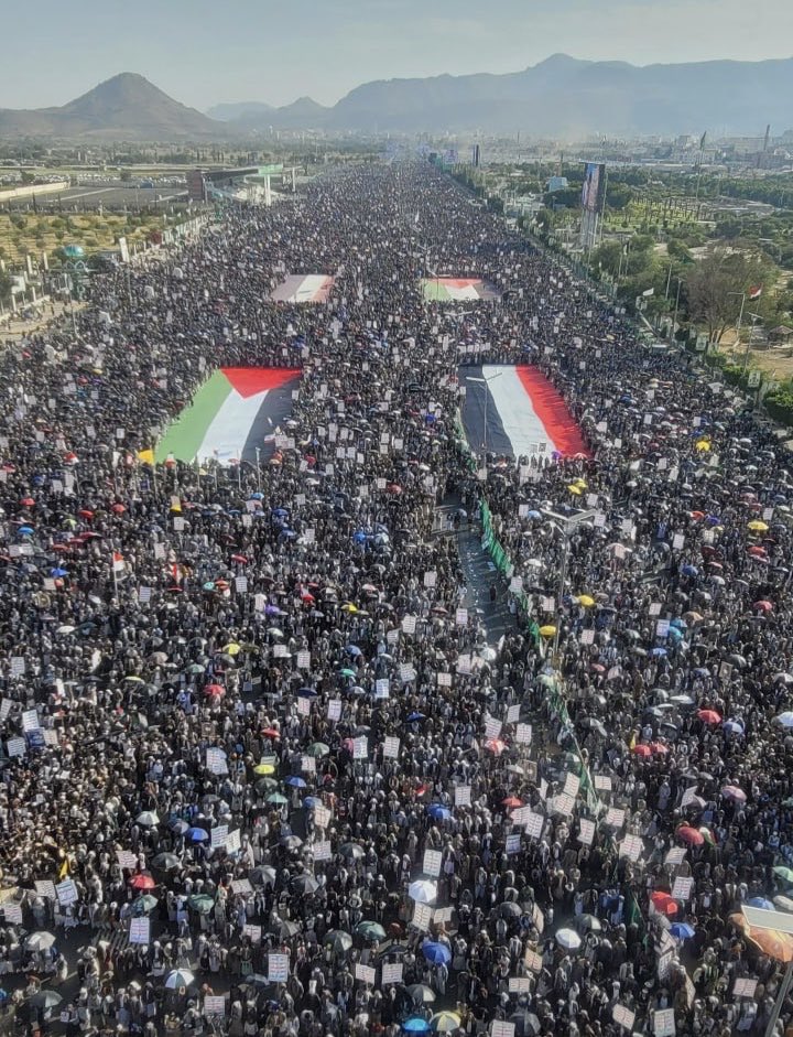 هنا صورة من صنعاء اليمن اليوم 
دعما ونصرة لفلسطين وغزة
وقفت الحرب ولم يقف حشدهم ونصرتهم