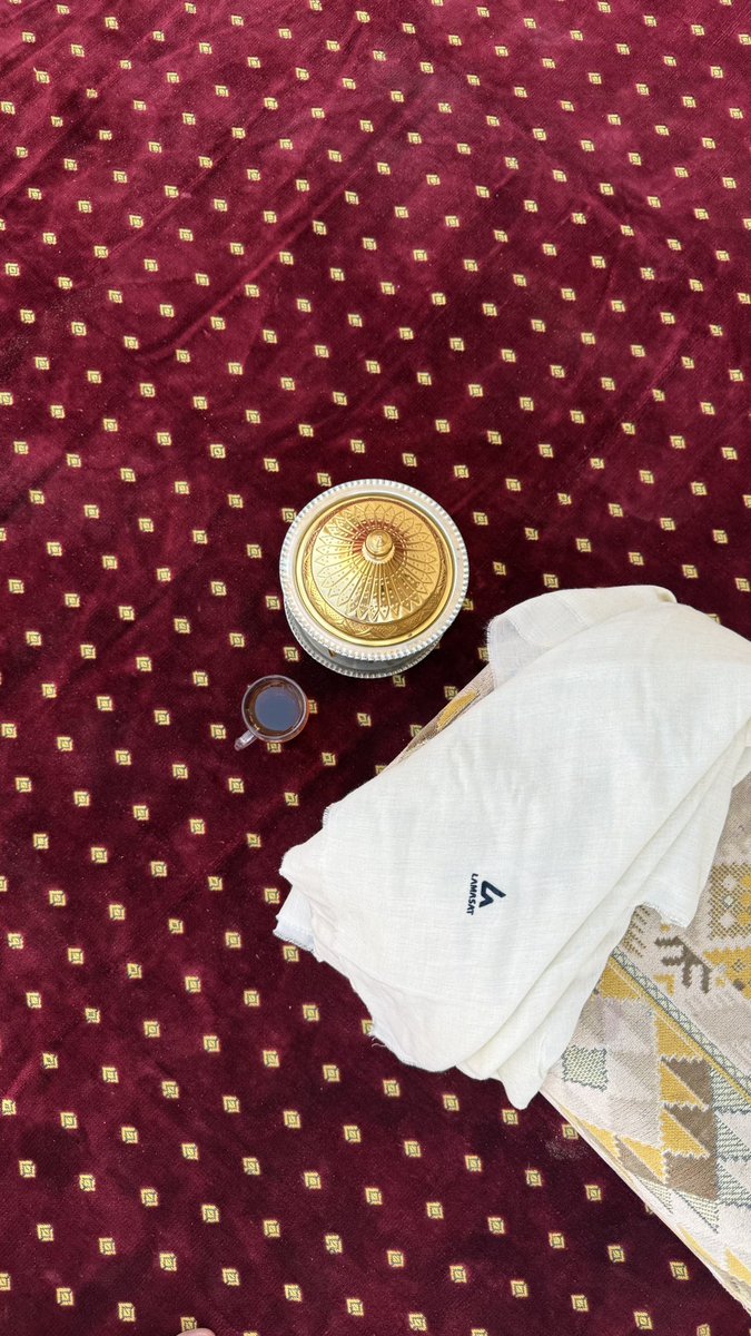 _4tami's tweet image. المعزه حاجـةٍ فـي البشر مثل الوشـاح 
تجعل الفقري يعيش المقام المخملي.