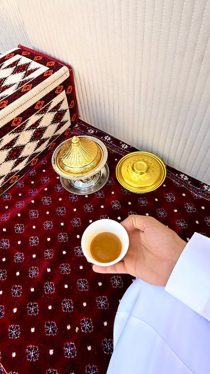 _4tami's tweet image. المعزه حاجـةٍ فـي البشر مثل الوشـاح 
تجعل الفقري يعيش المقام المخملي.