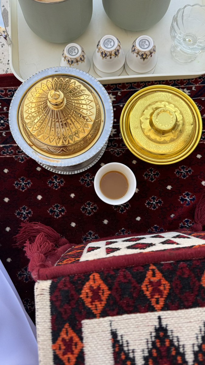 _4tami's tweet image. المعزه حاجـةٍ فـي البشر مثل الوشـاح 
تجعل الفقري يعيش المقام المخملي.