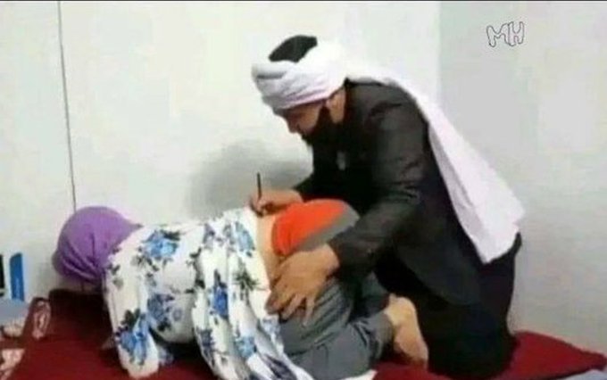 Surfcu_101's tweet photo. Namahrem var diyerek doktora başını açmayan ablamız, söz konusu hoca olunca, götüne destan yazdırıyor. https://t.co/pxT64yJaEA