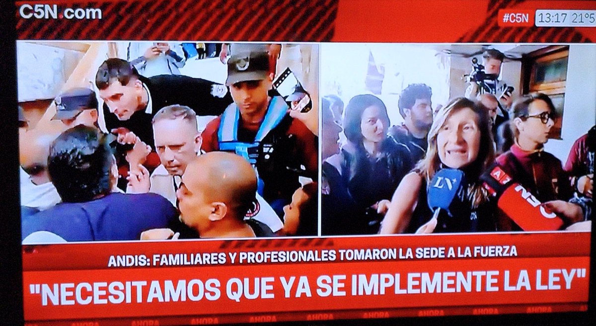 cheadmdq's tweet image. Sede del Andis en Belgrano tomada x familiares 
Es una vergüenza, plata para la reimpresión de afiches sin la cara del LAVADOR MARCO de Espert, para poner al colorado Santilli hay
Pero para discapacidad no?? DA VERGÜENZA ESTE GOBIERNO NACIONAL 

#Andis